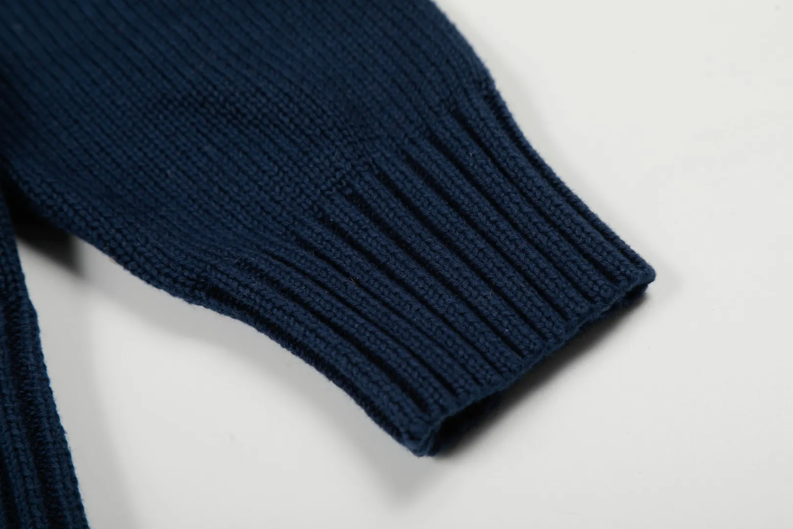 P470 Top quality" Style number: DS884# (not off the shelves all year round) [Ralph Lauren heavy industry bear golf autumn and winter couples knitted crew neck sweater] ✅Ralph Lauren Ralph Lauren classic basic bear heavy craftsman knitted sweater for men and women couples ✅Main supply platform live broadcast Wholesale entity Replacement when out of stock Not removed from shelves ✅ZP quality 1:1 version Scan the code to enter the GF website Counter quality ✅Detailed quality The only one in Guangzhou Imported quality cotton yarn Focus on high-end, cost-effective, and good quality. Needless to say, the version is restored to the original version. The maximum size can be worn up to 190 pounds. Loose, comfortable and stress-free. ✅The upper body is simple and easy to match. A must-have for men. Good-looking clothes are never picky. A must-have for couples. Recommended for wardrobe. Size: S-XL Color: Navy